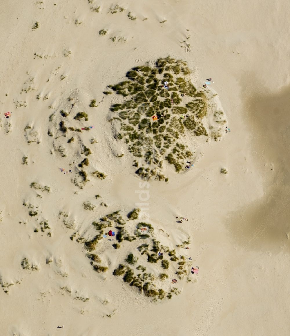 Luftaufnahme Norderney - Besucher am Sandstrand der Insel Norderney in der Nordsee im Bundesland Niedersachsen