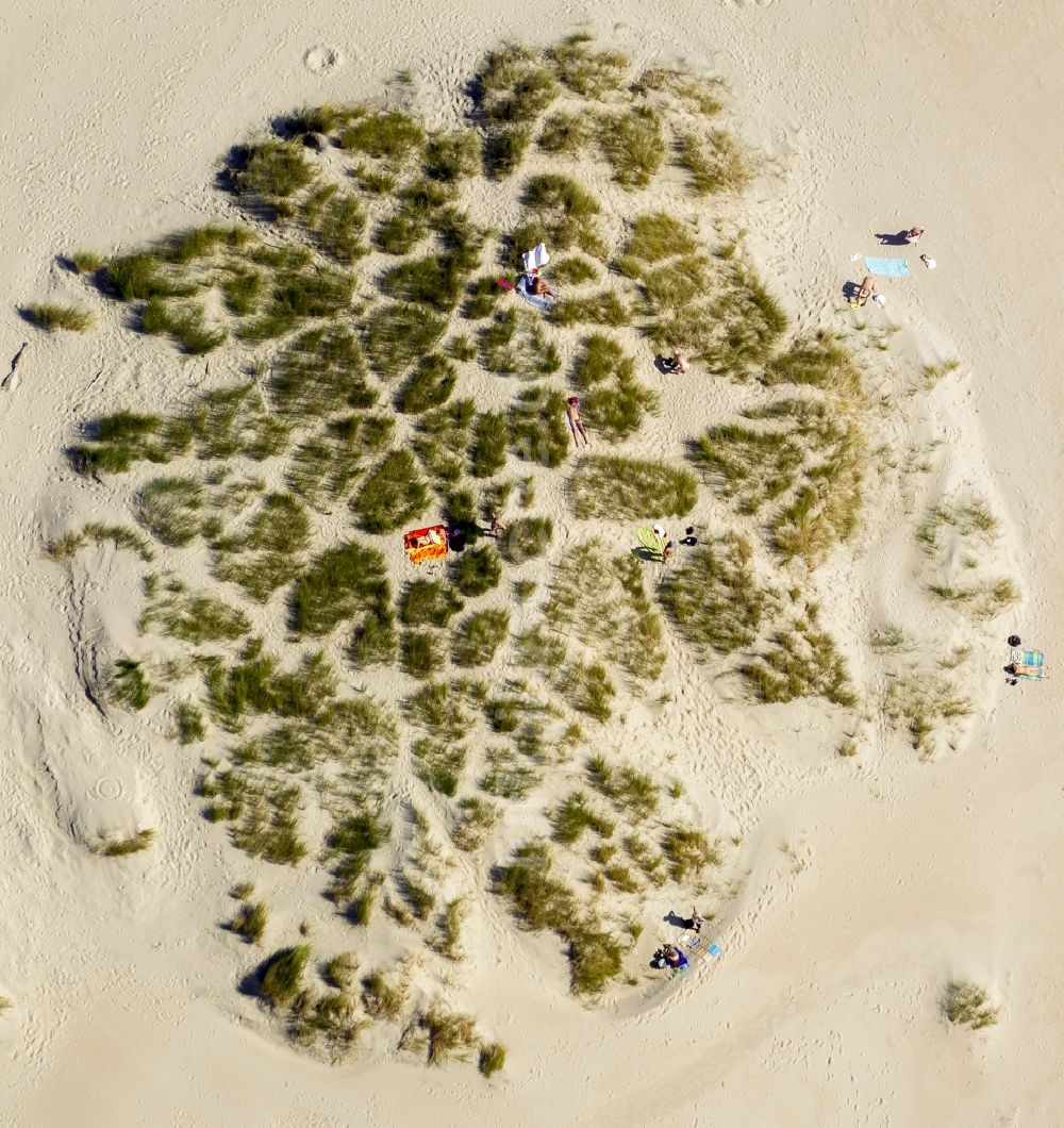 Norderney von oben - Besucher am Sandstrand der Insel Norderney in der Nordsee im Bundesland Niedersachsen