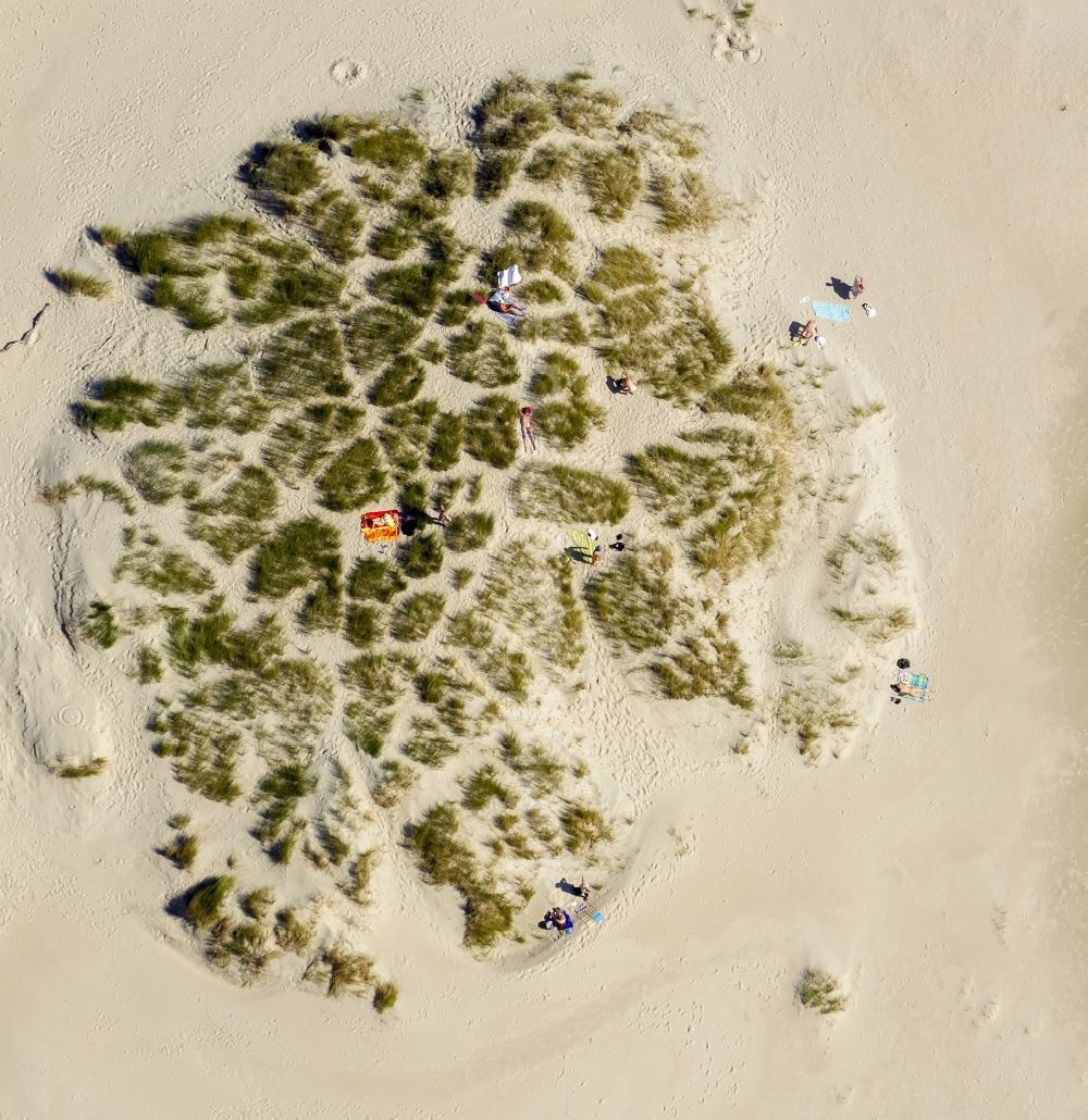 Norderney aus der Vogelperspektive: Besucher am Sandstrand der Insel Norderney in der Nordsee im Bundesland Niedersachsen