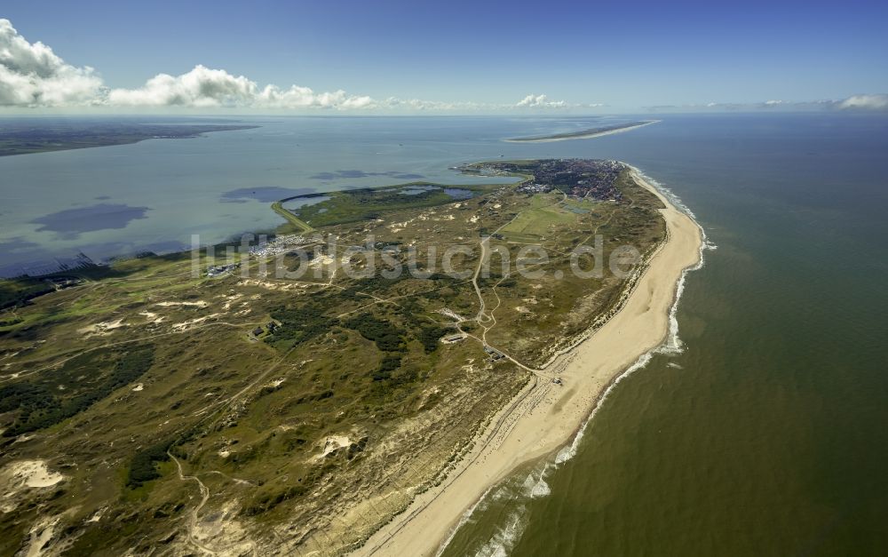 Norderney von oben - Besucher am Sandstrand der Insel Norderney in der Nordsee im Bundesland Niedersachsen