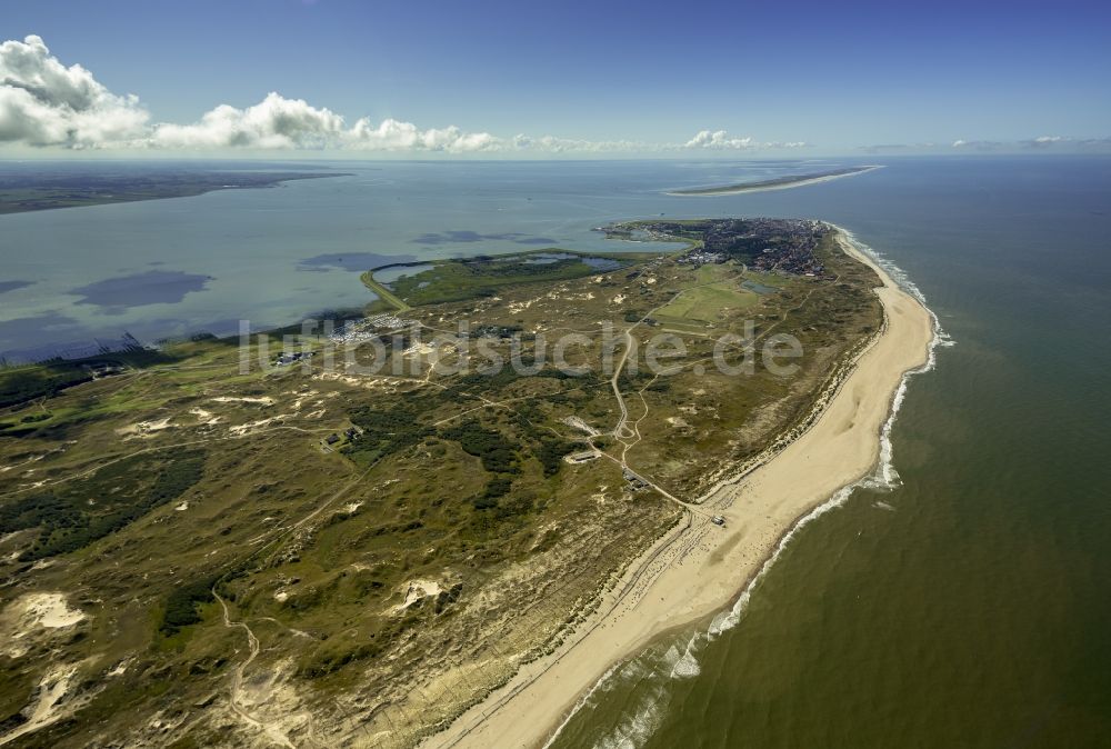 Norderney aus der Vogelperspektive: Besucher am Sandstrand der Insel Norderney in der Nordsee im Bundesland Niedersachsen