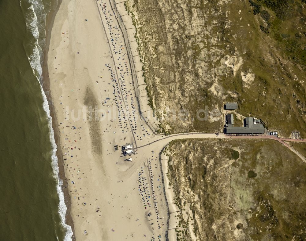 Luftaufnahme Norderney - Besucher am Sandstrand der Insel Norderney in der Nordsee im Bundesland Niedersachsen