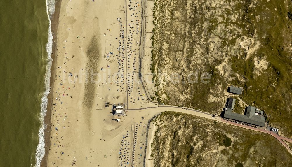 Norderney von oben - Besucher am Sandstrand der Insel Norderney in der Nordsee im Bundesland Niedersachsen