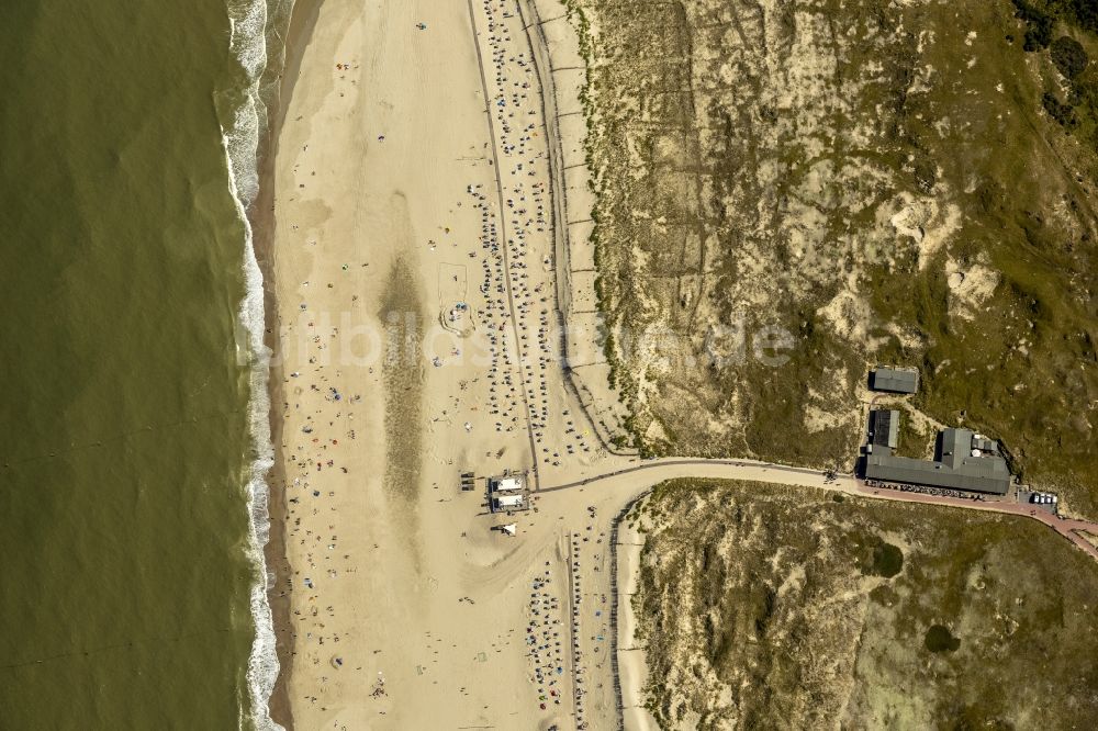 Norderney aus der Vogelperspektive: Besucher am Sandstrand der Insel Norderney in der Nordsee im Bundesland Niedersachsen