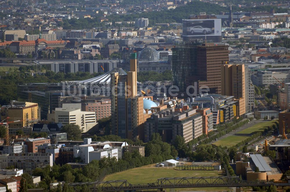 Berlin aus der Vogelperspektive: Besucher- und Touristenmagnet Potsdamer Platz in Berlin-Mitte