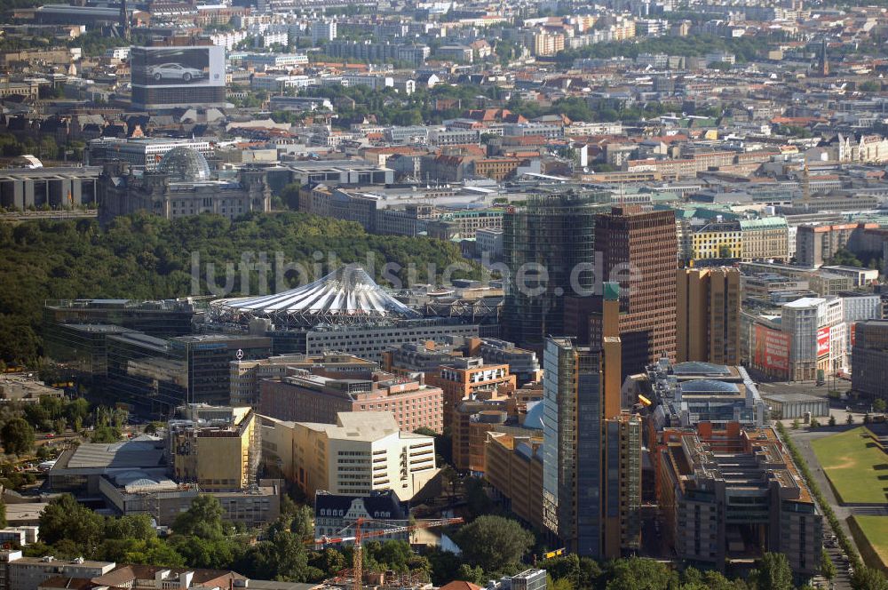 Berlin von oben - Besucher- und Touristenmagnet Potsdamer Platz in Berlin-Mitte