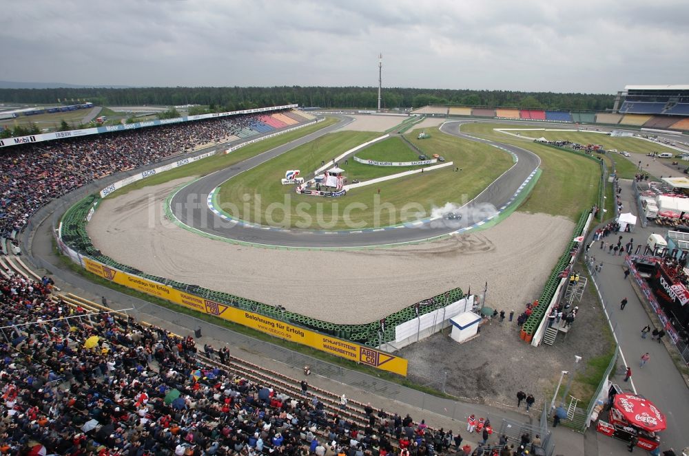 Luftaufnahme Nürburg - Besucher auf den Tribühnen bei einem Rennen auf den Nürburgring in Nürburg im Bundesland Rheinland-Pfalz