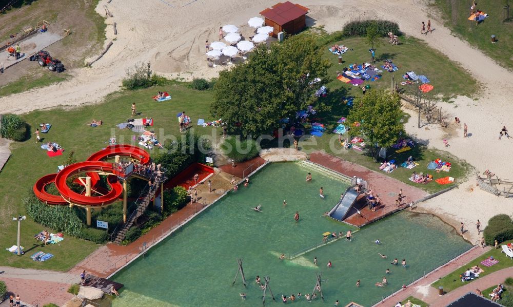 Luftbild Duisburg - Besucher auf der Wasser- Rutsche und den Liegewiesen am Freibad in Duisburg im Bundesland Nordrhein-Westfalen