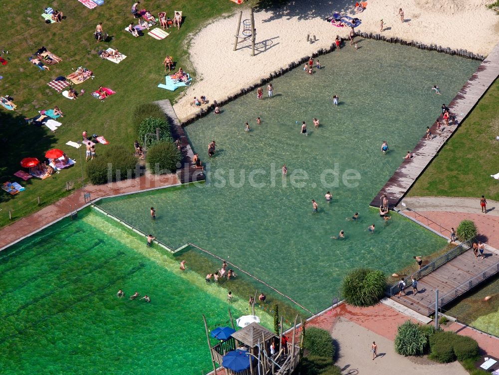 Luftaufnahme Duisburg - Besucher auf der Wasser- Rutsche und den Liegewiesen am Freibad in Duisburg im Bundesland Nordrhein-Westfalen