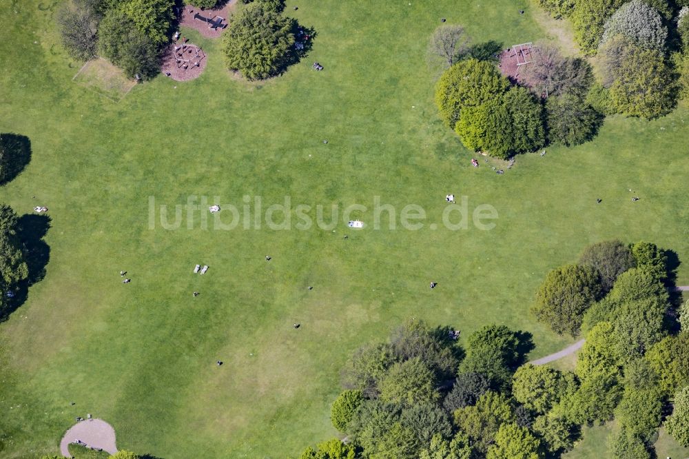 Berlin von oben - Besucher auf einer Wiese im Britzer Garten im Ortsteil Britz im Bezirk Neukölln in Berlin