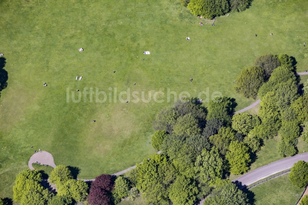 Luftbild Berlin - Besucher auf einer Wiese im Britzer Garten im Ortsteil Britz im Bezirk Neukölln in Berlin