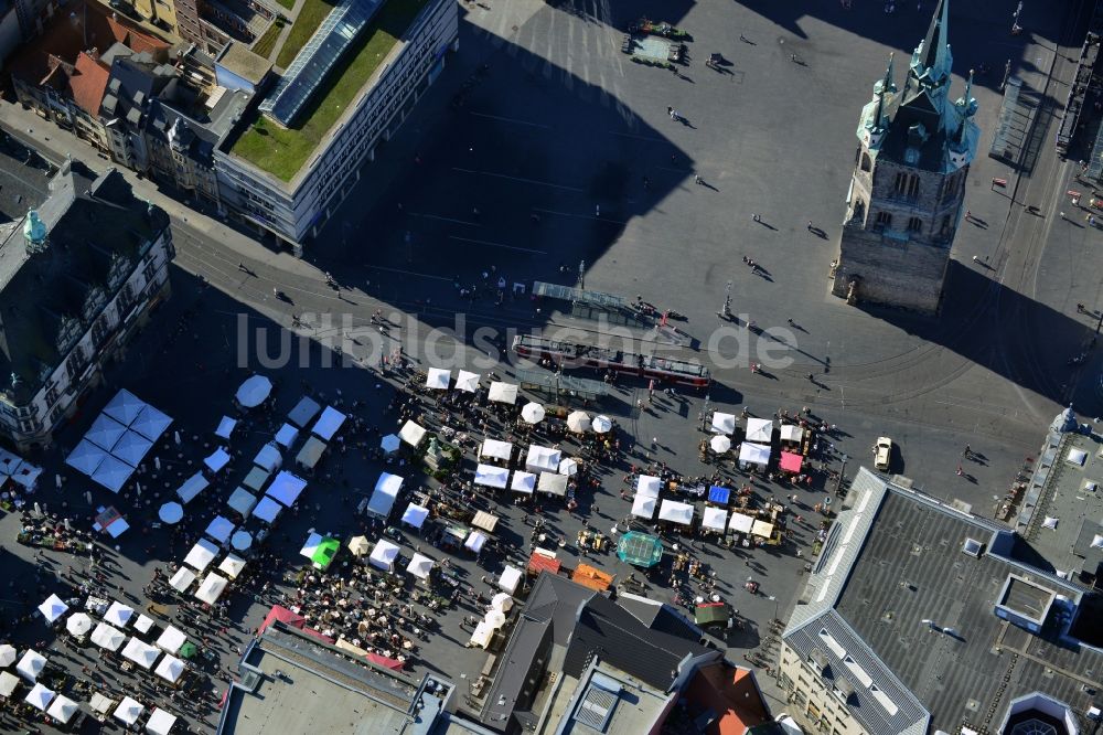 Halle (Saale) von oben - Besucherandrang in den Freiluftgaststätten auf dem Marktplatz in Halle (Saale) im Bundesland Sachsen-Anhalt