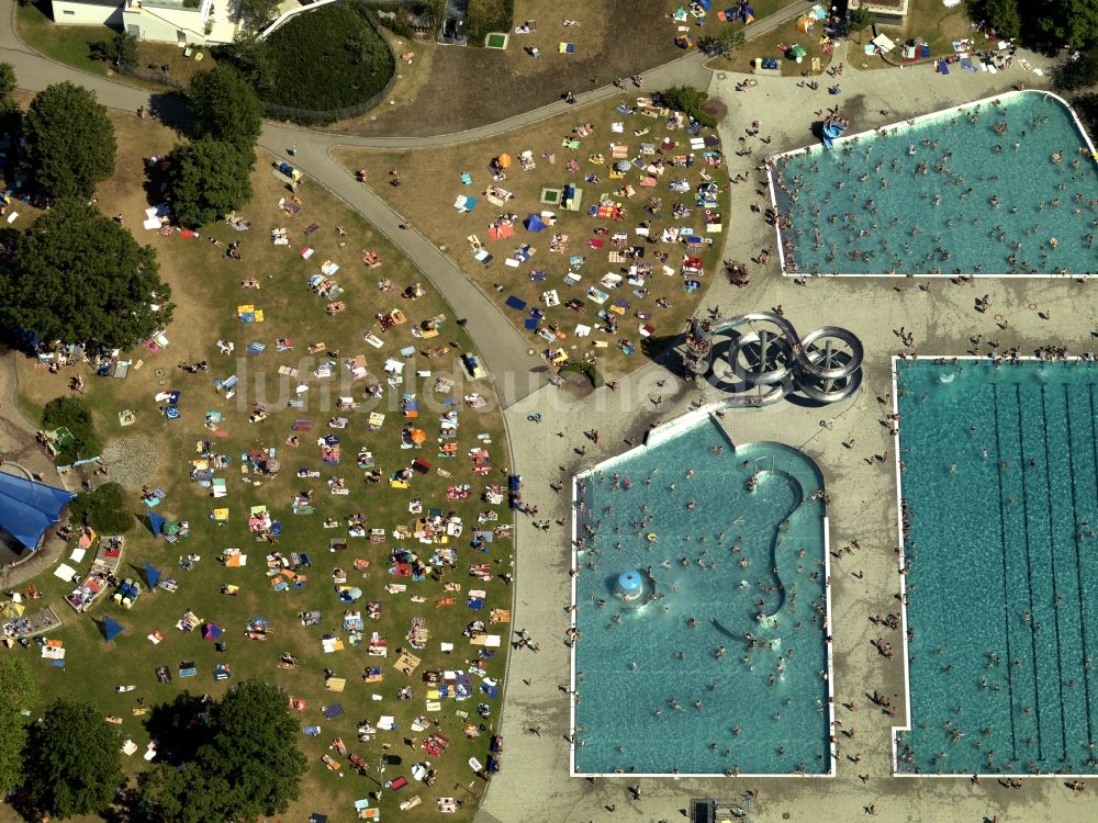 Luftaufnahme München - Besucherandrang auf den Liegewiesen und Schwimmbecken des Freibad West in München in Bayern