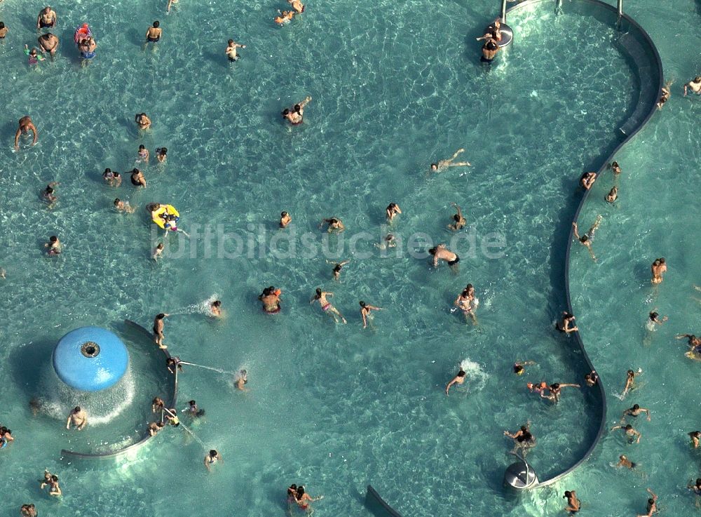 München von oben - Besucherandrang auf den Liegewiesen und Schwimmbecken des Freibad West in München in Bayern