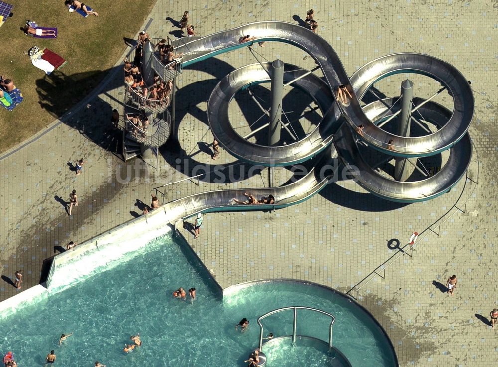 München aus der Vogelperspektive: Besucherandrang auf den Liegewiesen und Schwimmbecken des Freibad West in München in Bayern