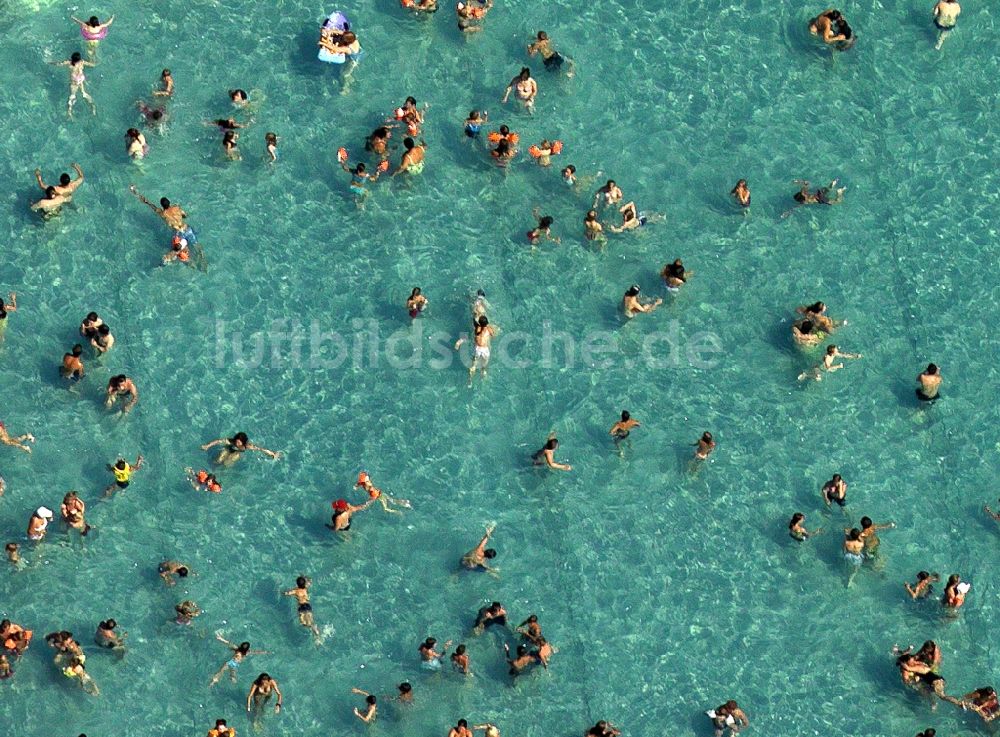 Luftaufnahme München - Besucherandrang auf den Liegewiesen und Schwimmbecken des Freibad West in München in Bayern