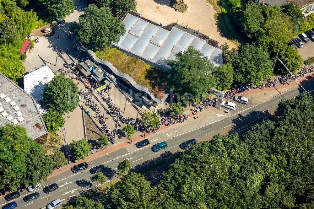 Duisburg aus der Vogelperspektive: Besucherschlangen vor dem Zoo in Duisburg im Bundesland Nordrhein-Westfalen