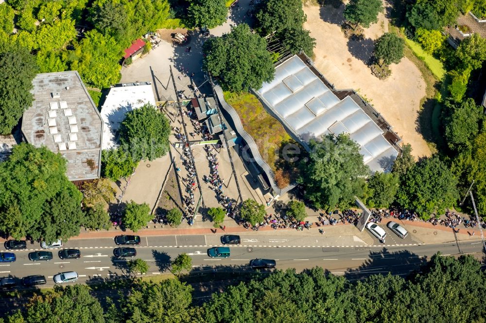 Luftbild Duisburg - Besucherschlangen vor dem Zoo in Duisburg im Bundesland Nordrhein-Westfalen