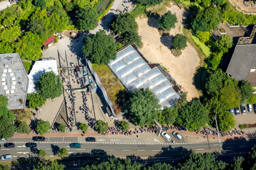 Luftaufnahme Duisburg - Besucherschlangen vor dem Zoo in Duisburg im Bundesland Nordrhein-Westfalen