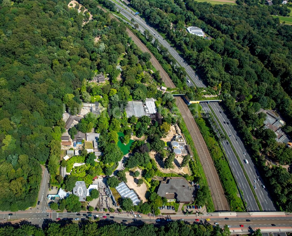 Luftbild Duisburg - Besucherschlangen vor dem Zoo in Duisburg im Bundesland Nordrhein-Westfalen