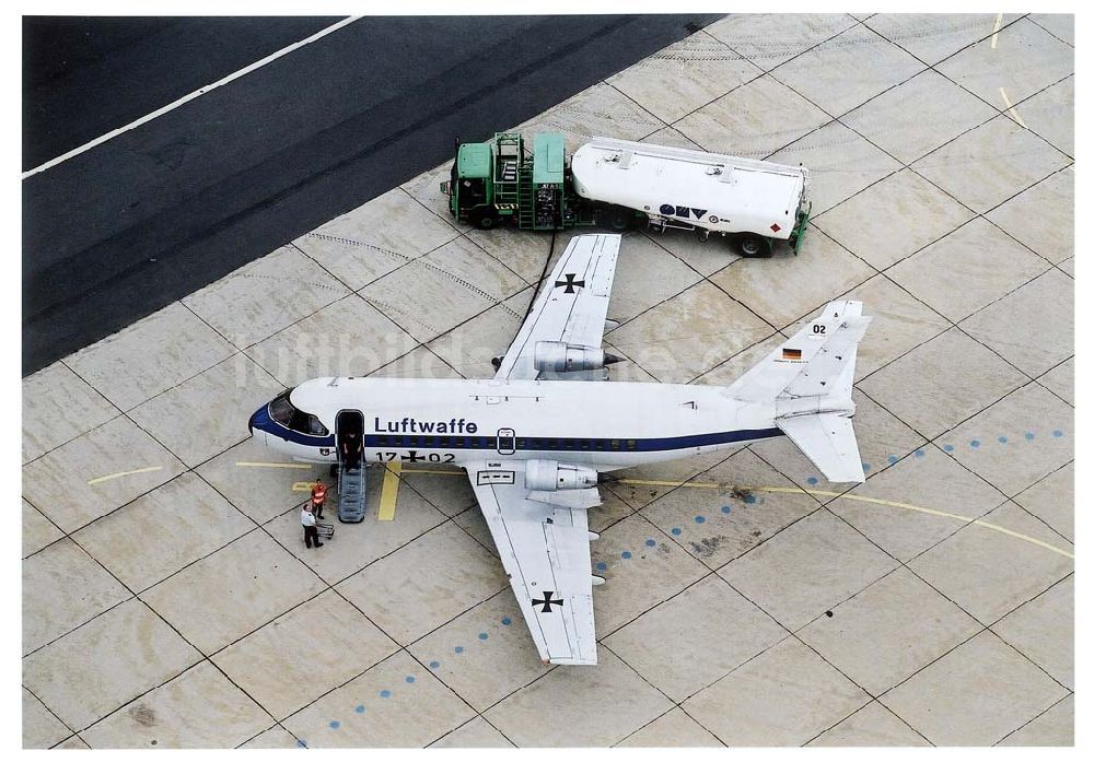 Luftaufnahme Berlin-Tegel - Betankung einer Maschine der Flugbereitschaft Bonn der Bundeswehr auf dem Flughafen Tegel in Berlin.