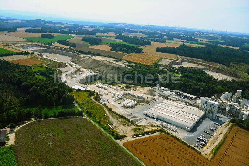 Azendorf von oben - Beton- und Baustoffmischwerk in Azendorf im Bundesland Bayern, Deutschland