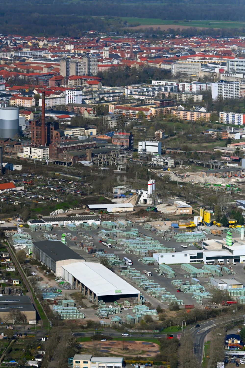 Dessau von oben - Beton- und Baustoffmischwerk in Dessau im Bundesland Sachsen-Anhalt, Deutschland