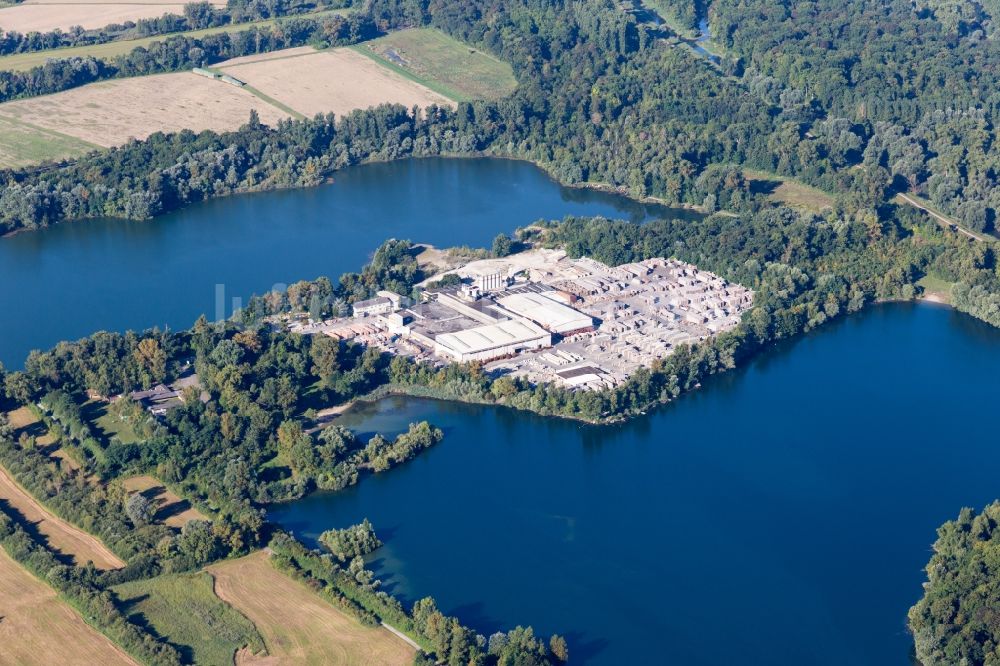 Eggenstein-Leopoldshafen aus der Vogelperspektive: Beton- und Baustoffmischwerk der Lithonplus GmbH & Co. KG am Baggersee Fuchs & Gros in Eggenstein-Leopoldshafen im Bundesland Baden-Württemberg, Deutschland