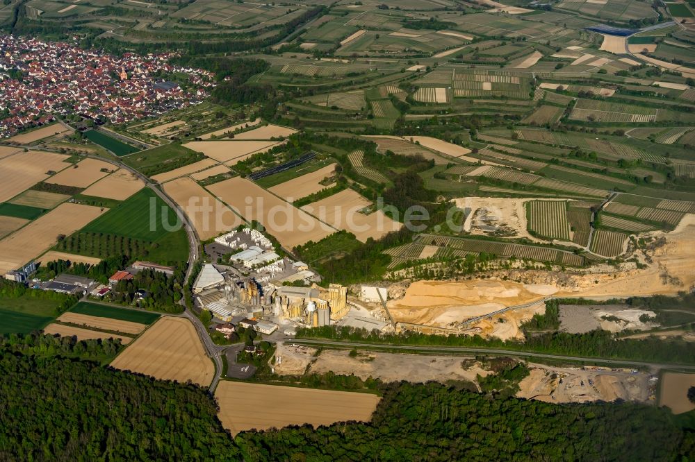 Merdingen aus der Vogelperspektive: Beton- und Baustoffmischwerk in Merdingen im Bundesland Baden-Württemberg