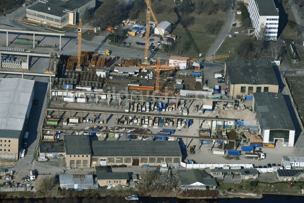 Berlin aus der Vogelperspektive: Beton- und Baustoffmischwerk im Ortsteil Bezirk Treptow-Köpenick in Berlin