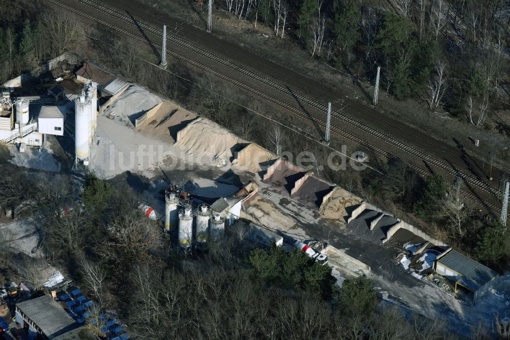 Berlin aus der Vogelperspektive: Beton- und Baustoffmischwerk im Ortsteil Bezirk Treptow-Köpenick in Berlin