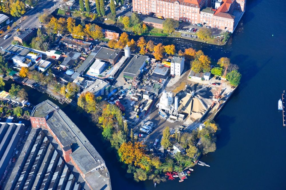 Berlin von oben - Beton- und Baustoffmischwerk im Ortsteil Kreuzberg in Berlin, Deutschland