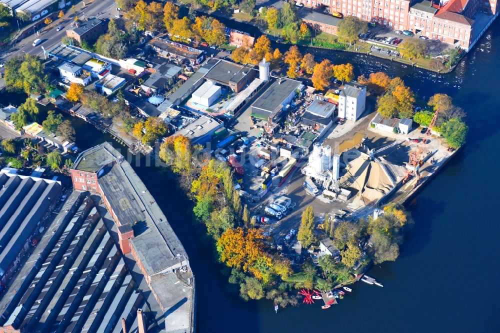 Berlin aus der Vogelperspektive: Beton- und Baustoffmischwerk im Ortsteil Kreuzberg in Berlin, Deutschland