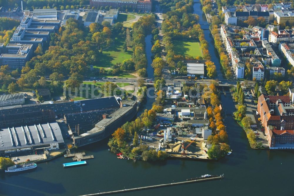 Luftbild Berlin - Beton- und Baustoffmischwerk im Ortsteil Kreuzberg in Berlin, Deutschland