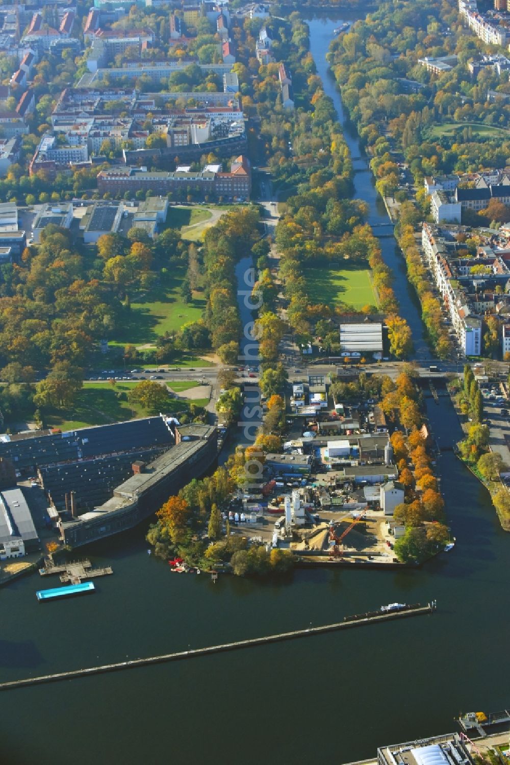 Luftaufnahme Berlin - Beton- und Baustoffmischwerk im Ortsteil Kreuzberg in Berlin, Deutschland