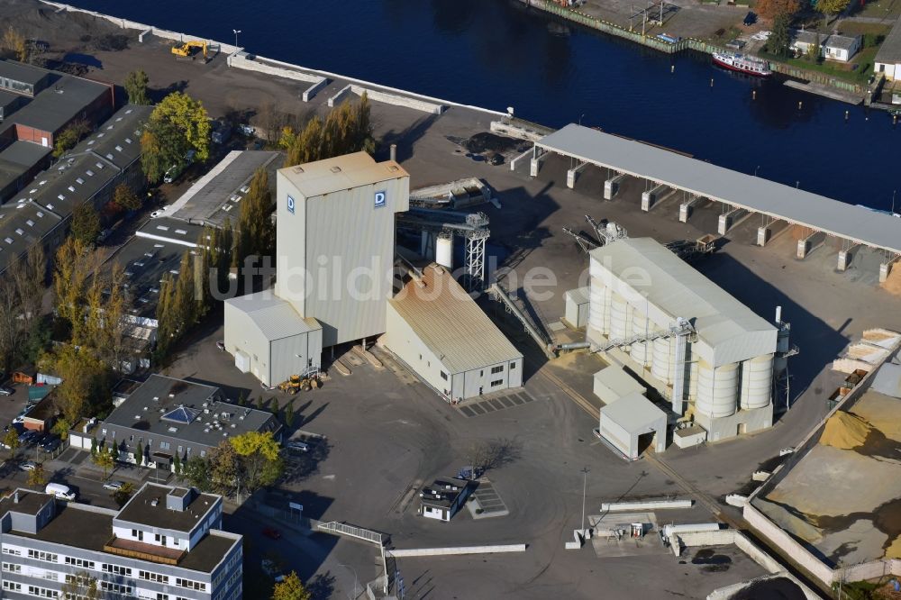 Luftbild Berlin - Beton- und Baustoffmischwerk im Ortsteil Spandau in Berlin, Deutschland