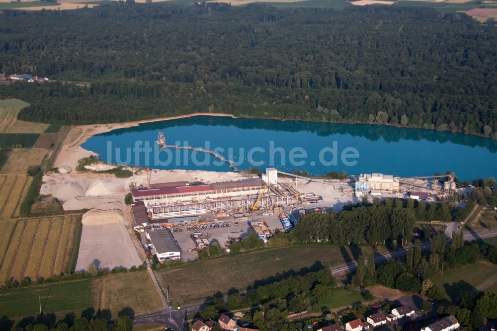 Lahr/Schwarzwald von oben - Beton- und Baustoffmischwerk am Waldmattensee im Ortsteil Kippenheimweiler in Lahr/Schwarzwald im Bundesland Baden-Württemberg, Deutschland