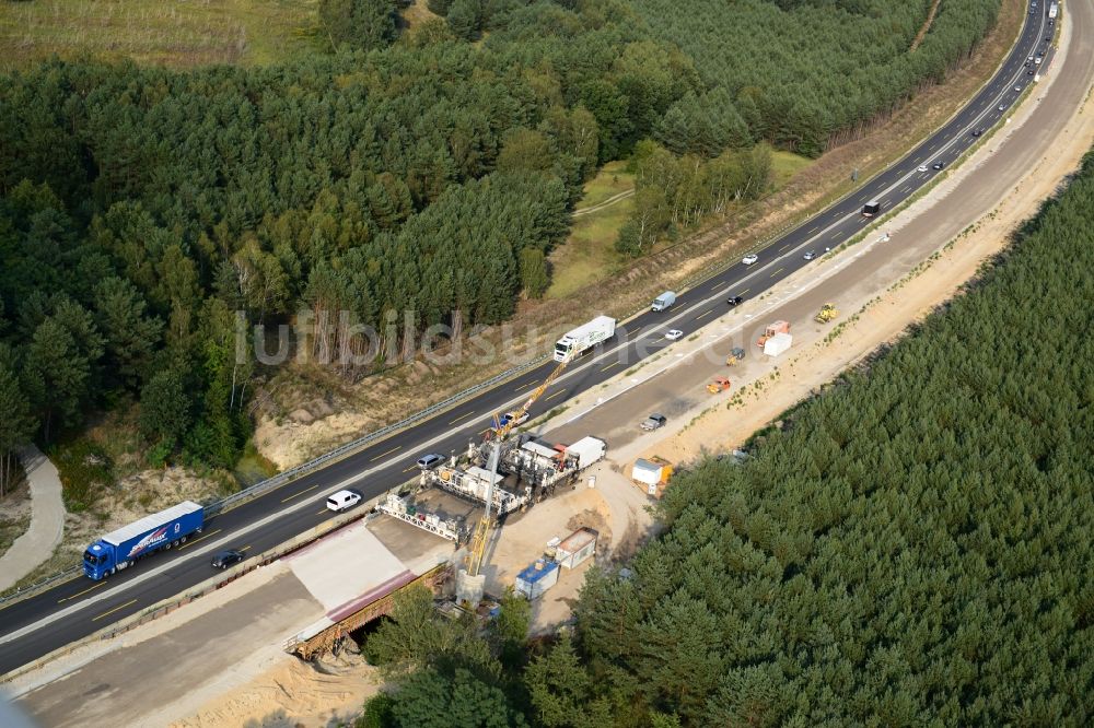 Luftbild Friedersdorf - Beton Fertiger beim Ausbau und Verbreiterung der Streckenführung der Autobahn / Bundesautobahn BAB A12 / E30 bei Friedersdorf im Bundesland Brandenburg