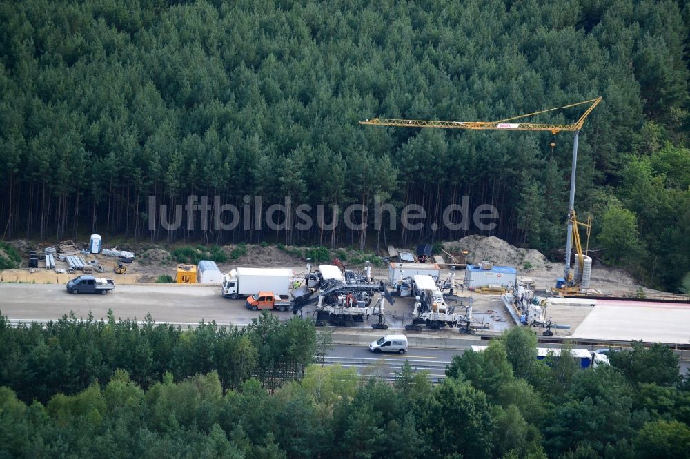 Luftbild Friedersdorf - Beton Fertiger beim Ausbau und Verbreiterung der Streckenführung der Autobahn / Bundesautobahn BAB A12 / E30 bei Friedersdorf im Bundesland Brandenburg