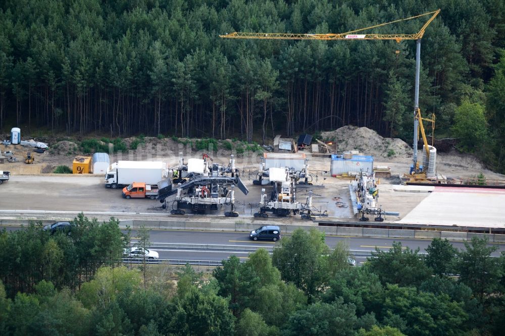 Luftaufnahme Friedersdorf - Beton Fertiger beim Ausbau und Verbreiterung der Streckenführung der Autobahn / Bundesautobahn BAB A12 / E30 bei Friedersdorf im Bundesland Brandenburg