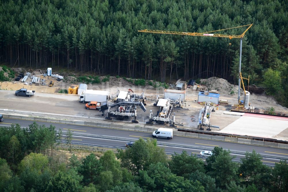 Friedersdorf von oben - Beton Fertiger beim Ausbau und Verbreiterung der Streckenführung der Autobahn / Bundesautobahn BAB A12 / E30 bei Friedersdorf im Bundesland Brandenburg