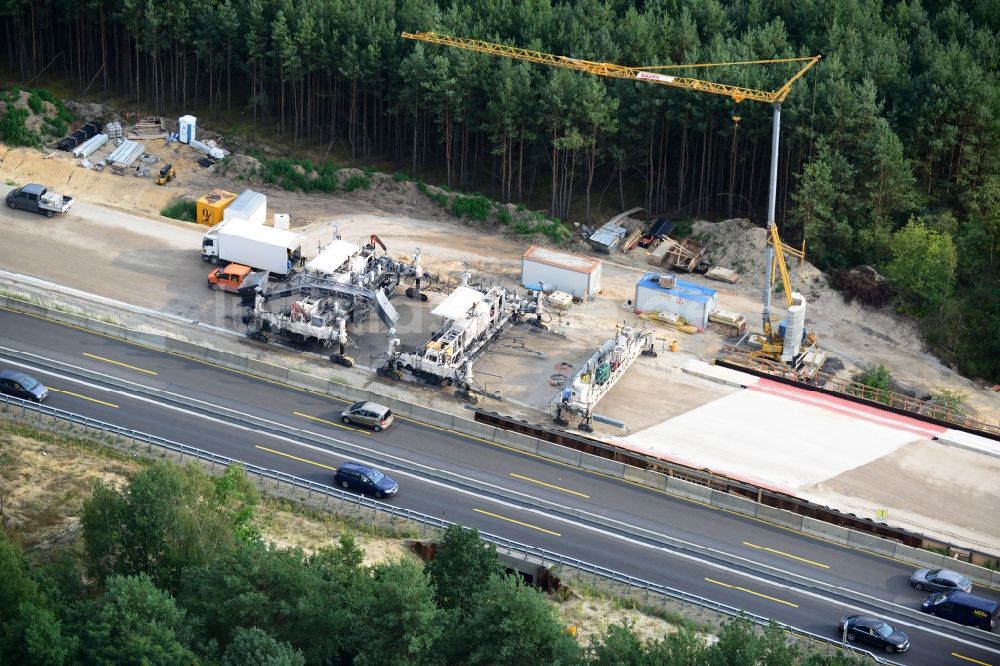 Friedersdorf aus der Vogelperspektive: Beton Fertiger beim Ausbau und Verbreiterung der Streckenführung der Autobahn / Bundesautobahn BAB A12 / E30 bei Friedersdorf im Bundesland Brandenburg