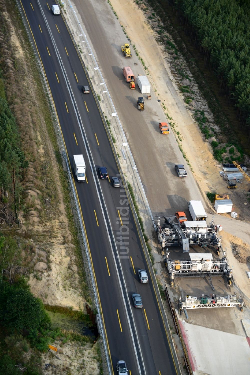 Luftbild Friedersdorf - Beton Fertiger beim Ausbau und Verbreiterung der Streckenführung der Autobahn / Bundesautobahn BAB A12 / E30 bei Friedersdorf im Bundesland Brandenburg