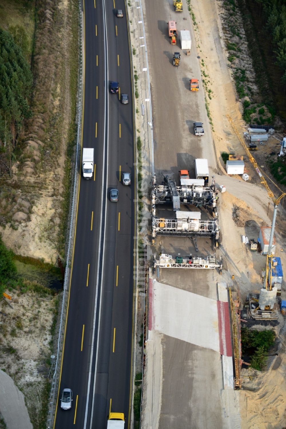 Luftaufnahme Friedersdorf - Beton Fertiger beim Ausbau und Verbreiterung der Streckenführung der Autobahn / Bundesautobahn BAB A12 / E30 bei Friedersdorf im Bundesland Brandenburg