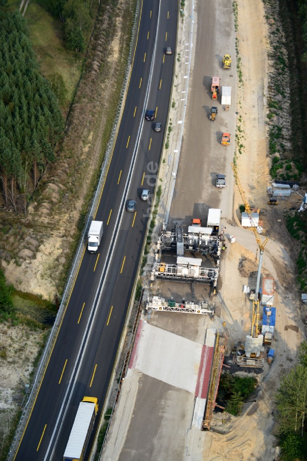 Friedersdorf von oben - Beton Fertiger beim Ausbau und Verbreiterung der Streckenführung der Autobahn / Bundesautobahn BAB A12 / E30 bei Friedersdorf im Bundesland Brandenburg