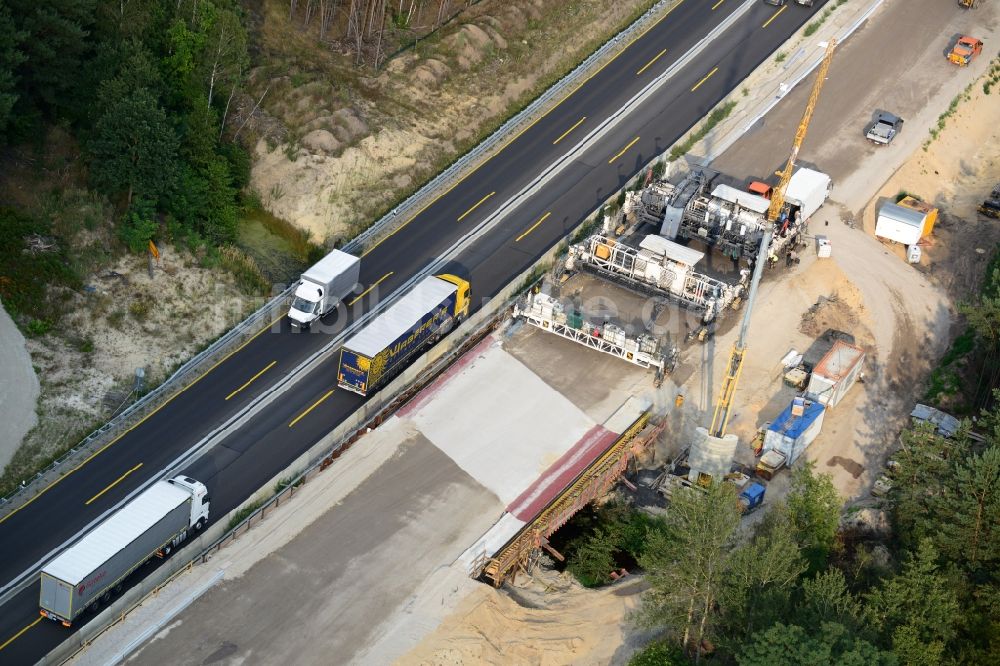 Friedersdorf aus der Vogelperspektive: Beton Fertiger beim Ausbau und Verbreiterung der Streckenführung der Autobahn / Bundesautobahn BAB A12 / E30 bei Friedersdorf im Bundesland Brandenburg