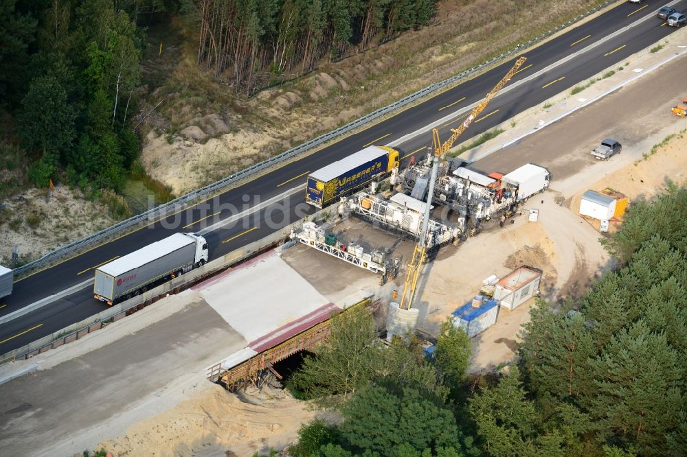 Luftbild Friedersdorf - Beton Fertiger beim Ausbau und Verbreiterung der Streckenführung der Autobahn / Bundesautobahn BAB A12 / E30 bei Friedersdorf im Bundesland Brandenburg