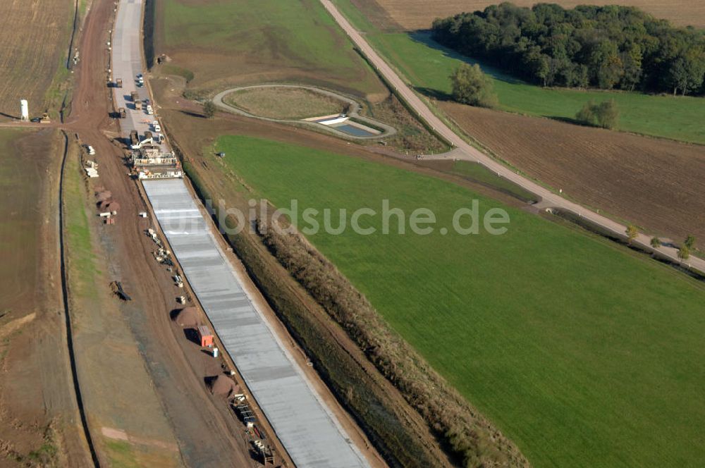 Luftbild Sättelstädt - Betoniermaschine auf der Baustelle der A4 an der Ausfahrt Sättelstädt