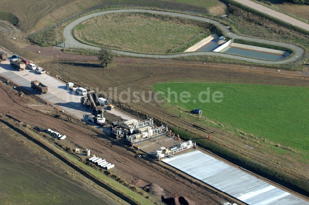 Sättelstädt aus der Vogelperspektive: Betoniermaschine auf der Baustelle der A4 an der Ausfahrt Sättelstädt