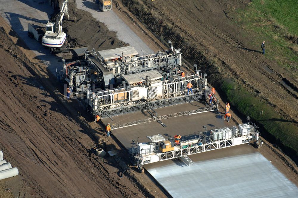 Luftbild Sättelstädt - Betoniermaschine auf der Baustelle der A4 an der Ausfahrt Sättelstädt